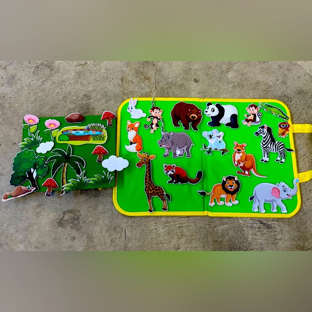Jungle Flannel Board with portable flannel backdrop and flannel envelope.
